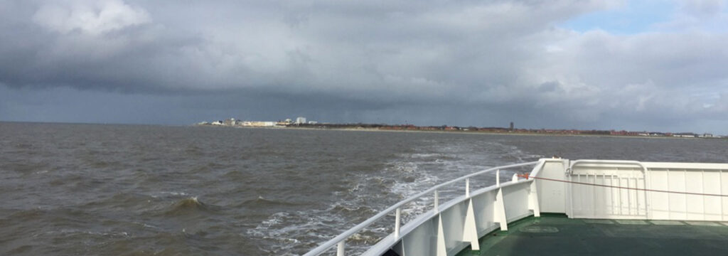 Anreise nach Norderney mit Blick von der Fähre.