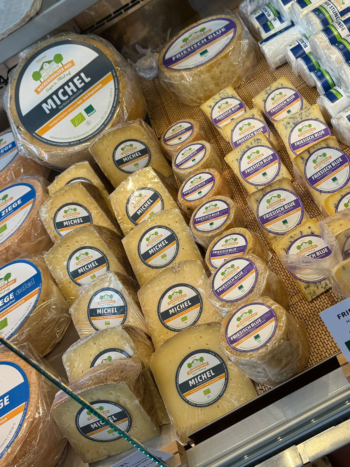 Käsesorten aus eigener Herstellung, darunter der Bio-Käse Michel vom Bakensholz