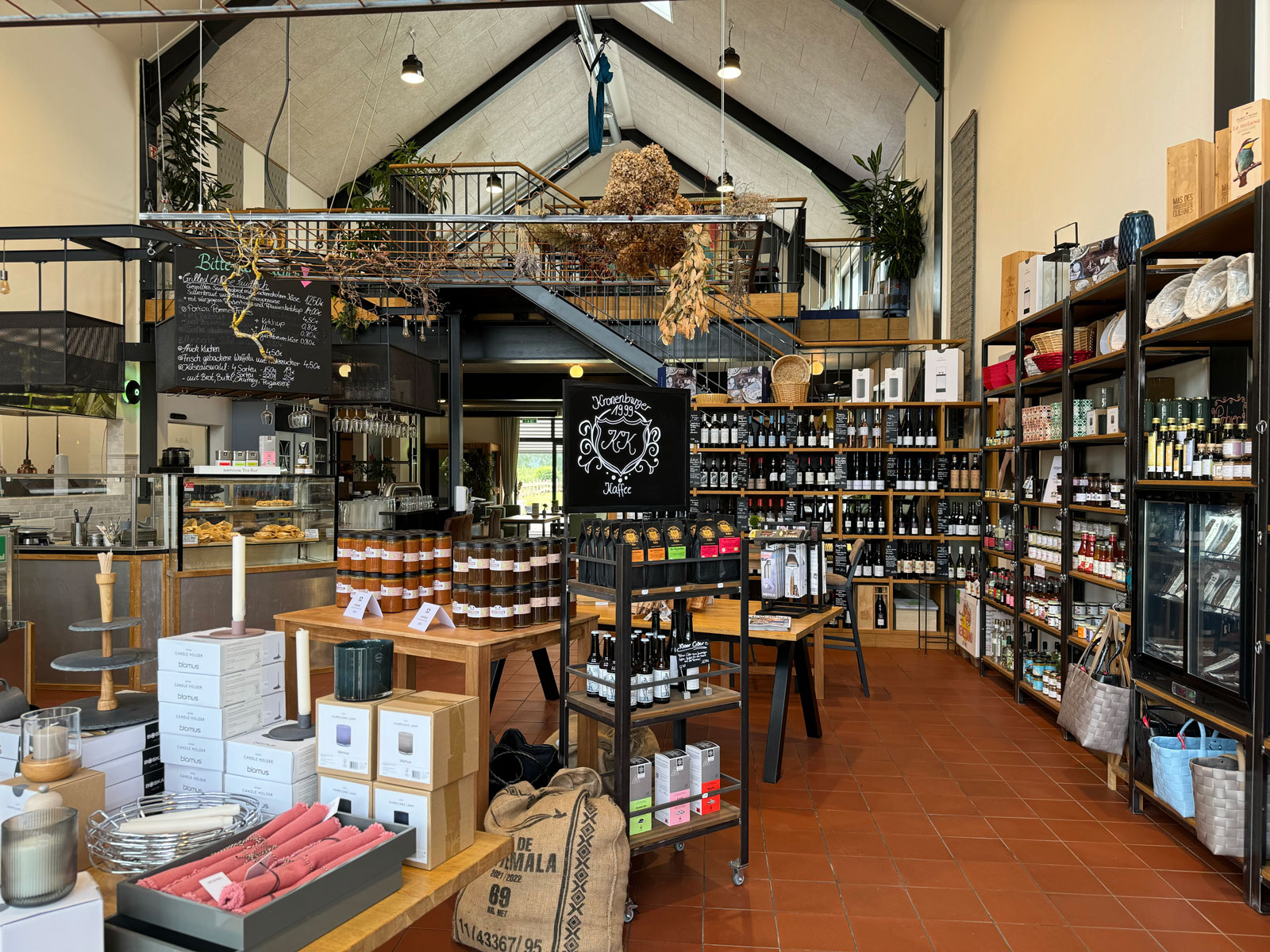 Hofladen mit Weinregalen, Feinkost und regionalen Produkten im Biohof Bakensholz