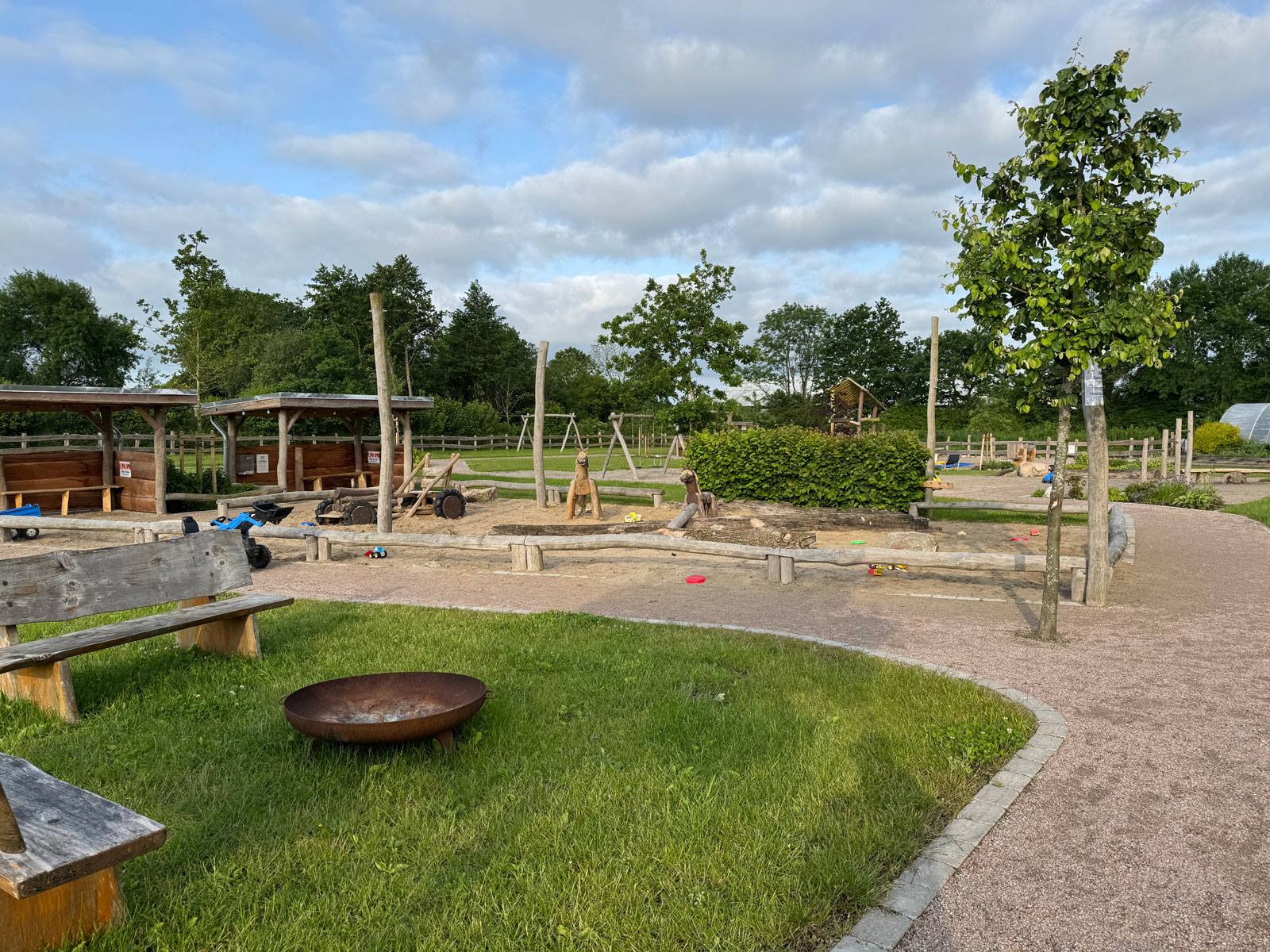 Holzspielplatz mit Feuerstelle auf dem Biohof Backensholz