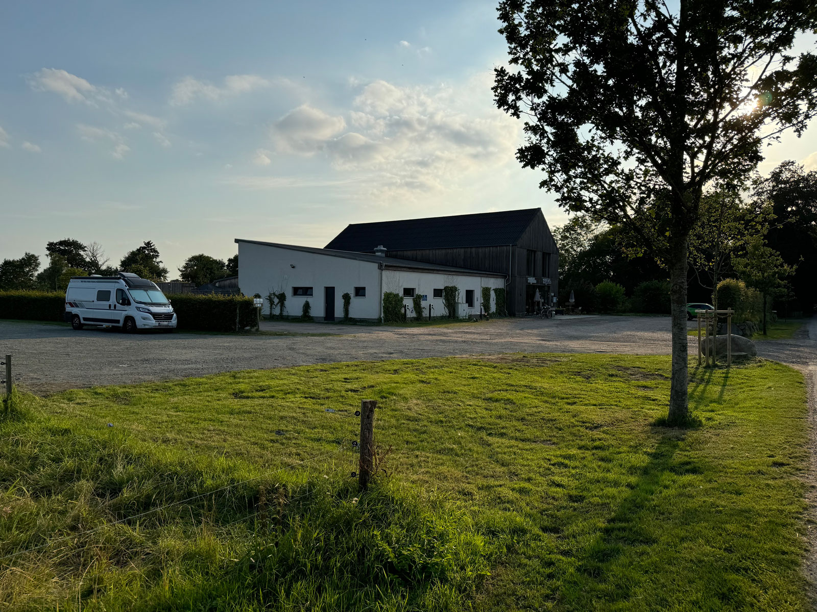 Landvergnügen Stellplatz für Wohnmobile am Biohof Backensholz mit Blick auf die Felder