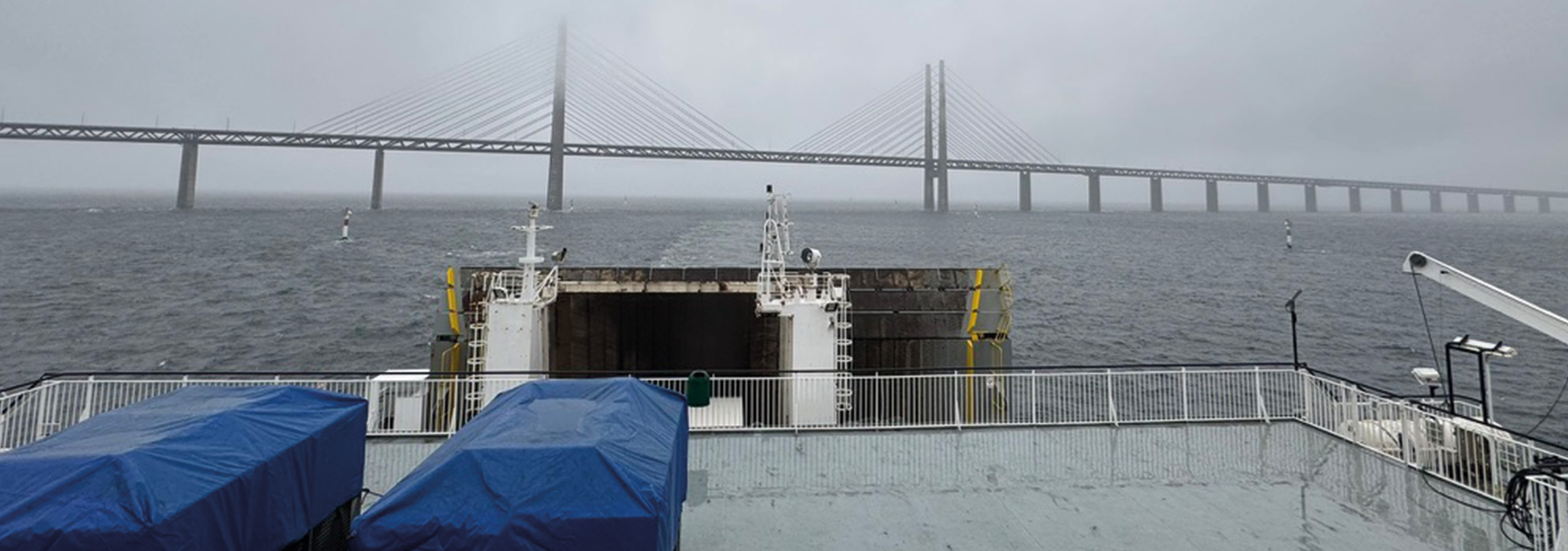 Blick von einer Fähre auf die Öresundbrücke zwischen Dänemark und Schweden – Anreise nach Schweden mit Hund