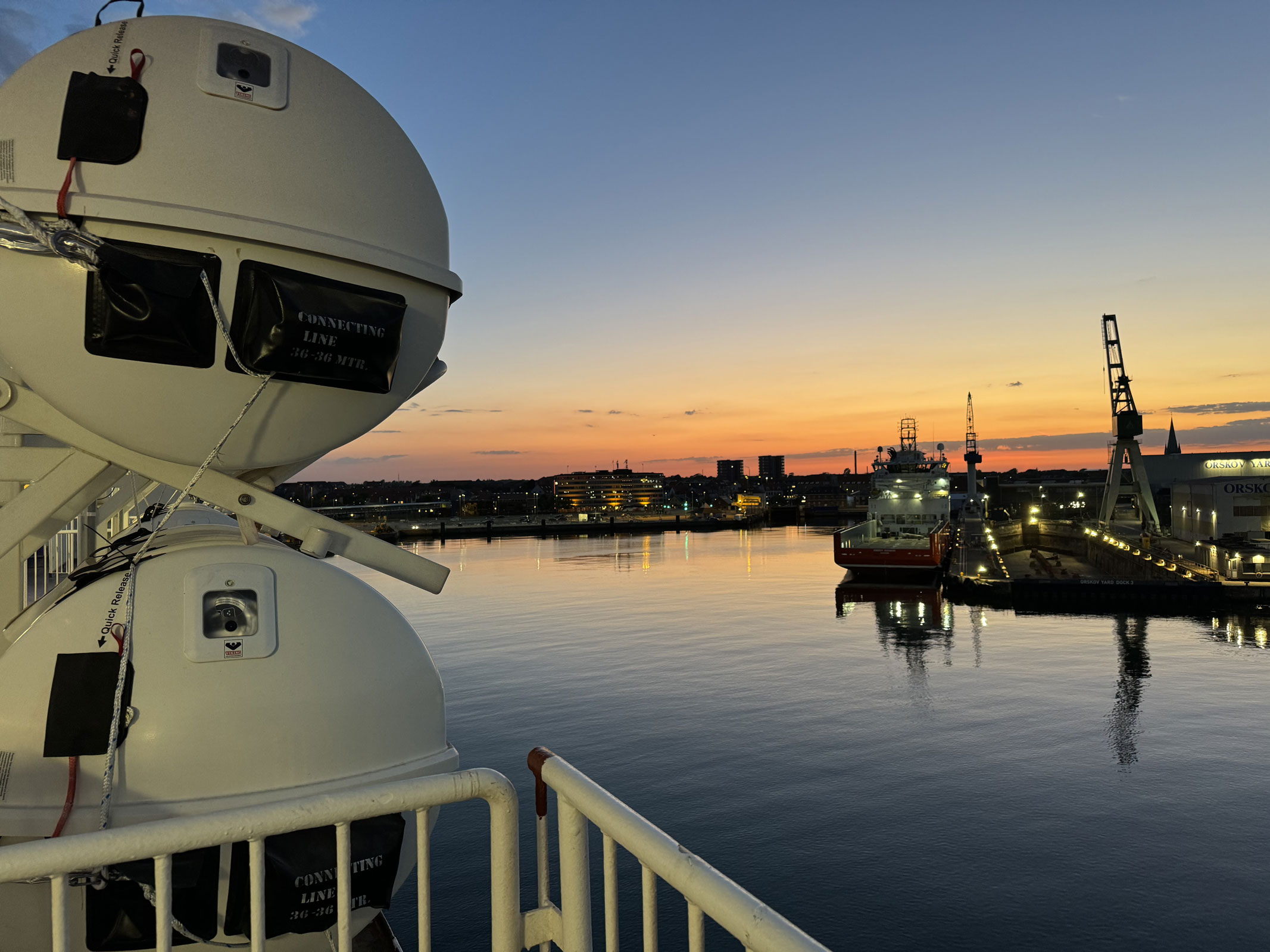 Fähre bei Sonnenaufgang im Hafen von Frederikshavn auf dem Weg nach Göteborg
