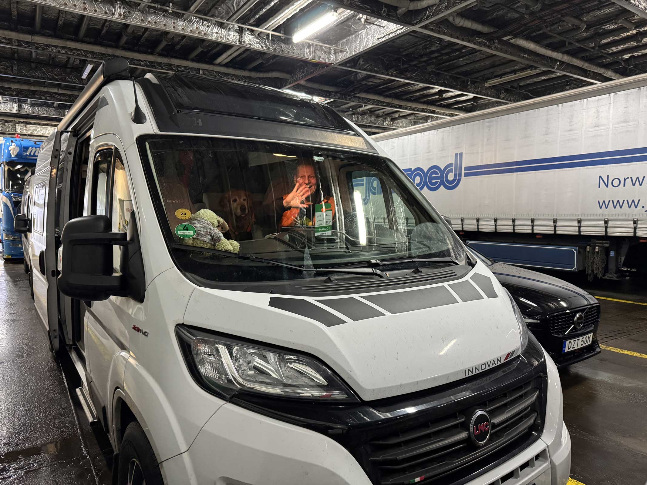 Wohnmobil und Hund an Bord der Fähre Puttgarden–Rødby auf dem Weg nach Schweden