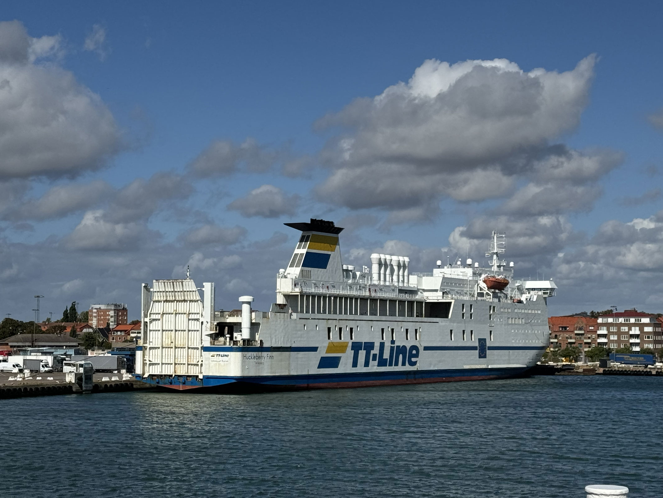TT-Line Fähre im Hafen von Trelleborg – Verbindung zwischen Deutschland und Schweden