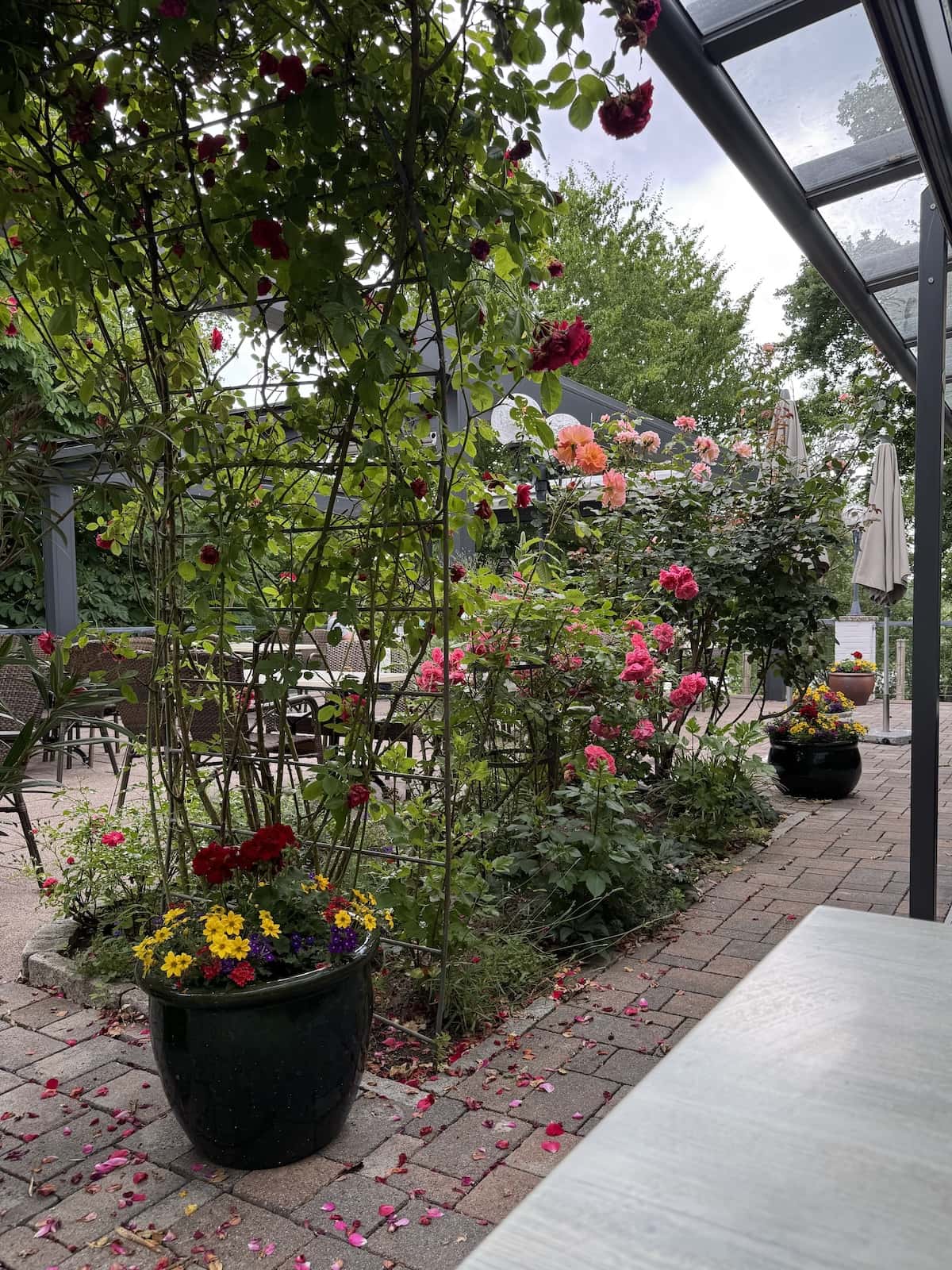 Terrasse des Gasthofs Waldeslust mit Blumenschmuck in Schleswig-Holstein
