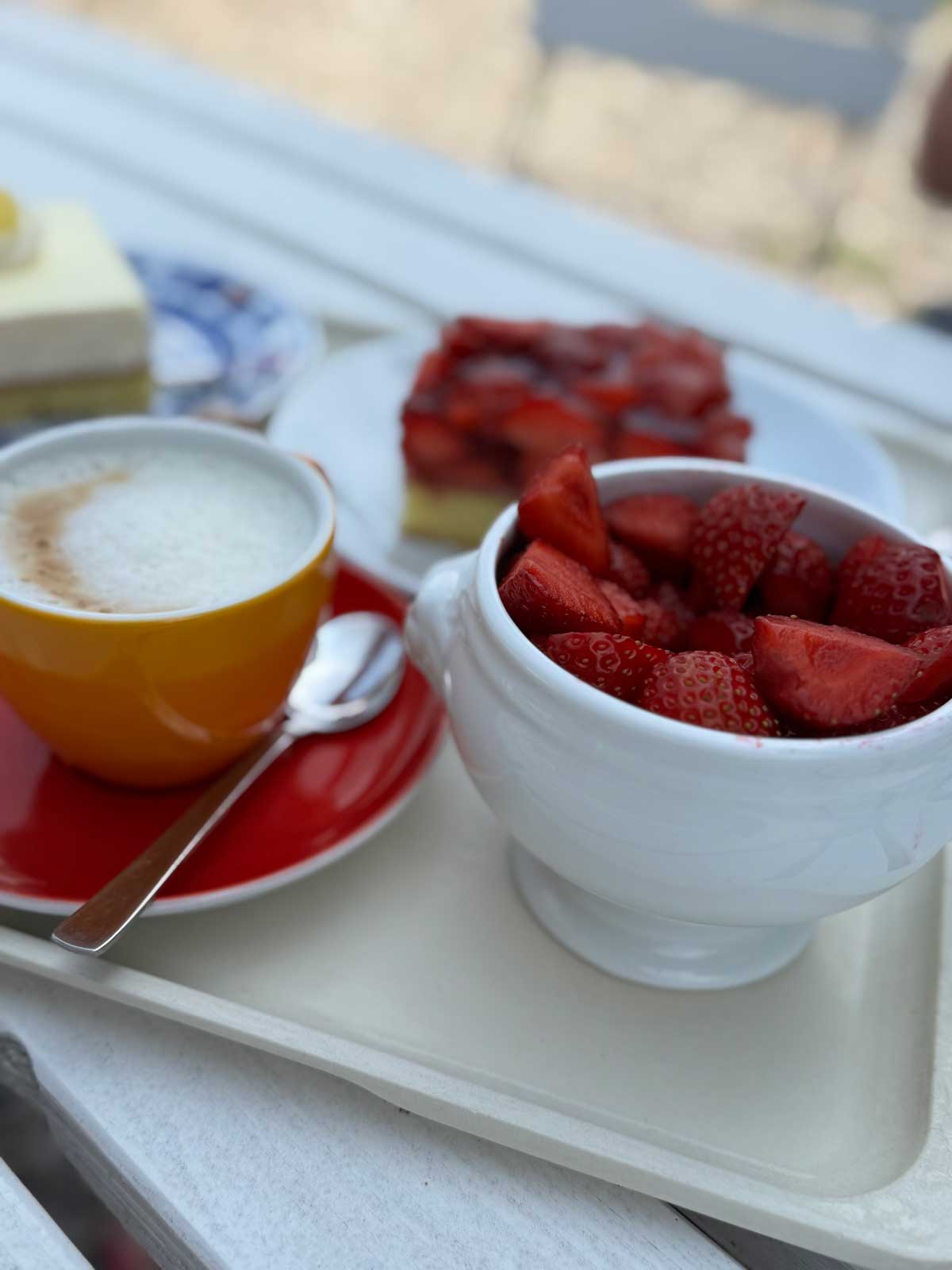 Erdbeerkuchen und Cappuccino im Café auf Gut Görtz