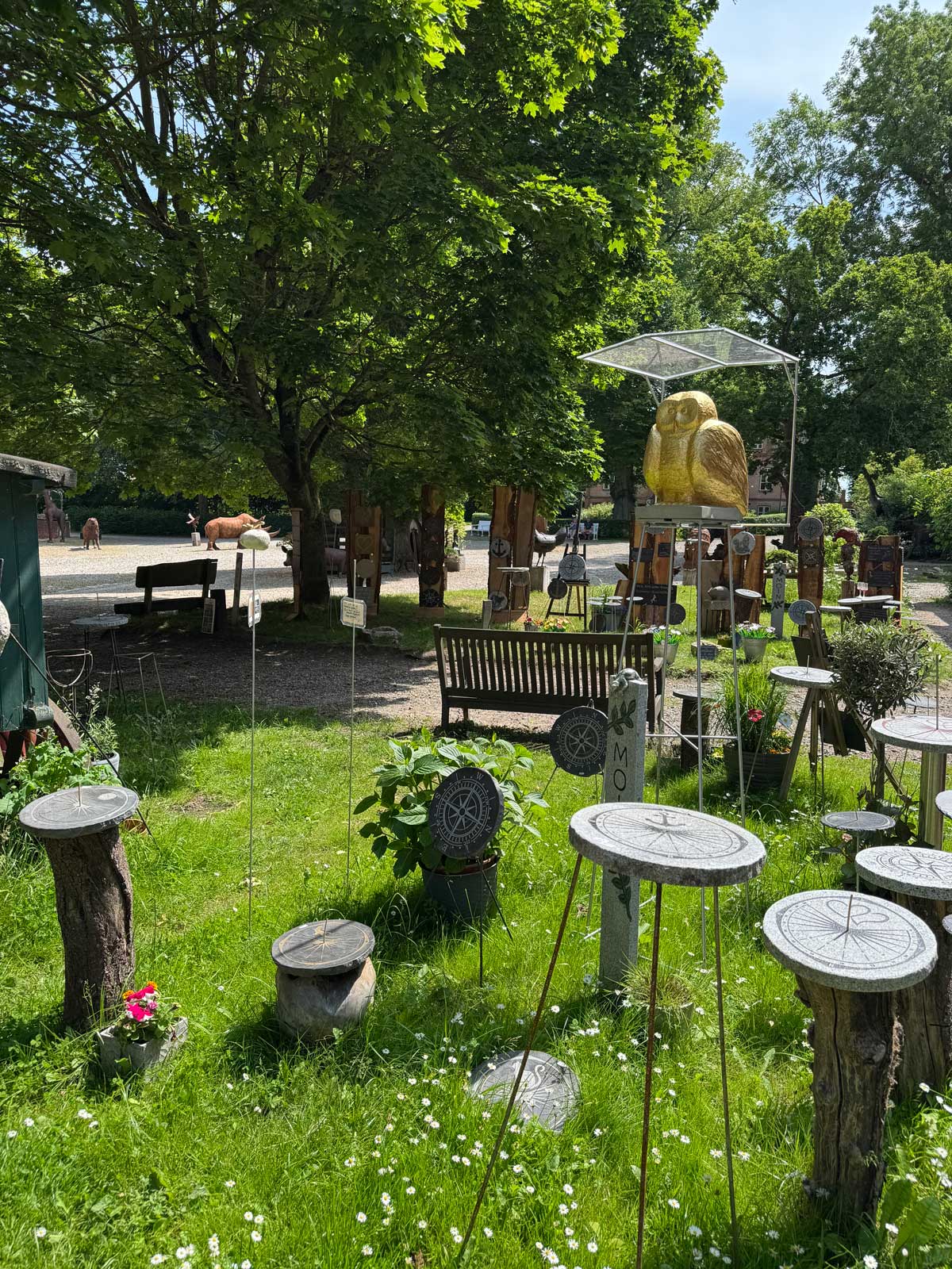 Skulpturen und Kunstwerke im Garten von Gut Görtz
