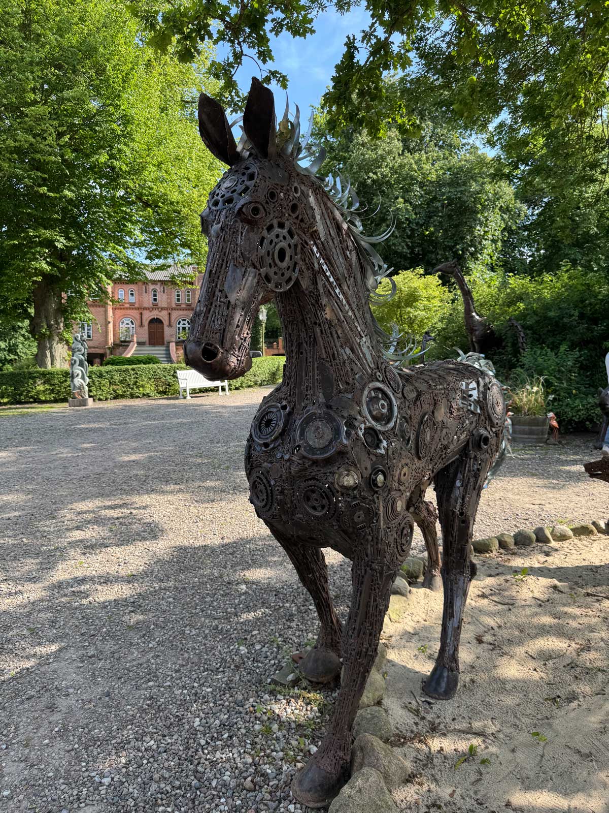 Metallskulptur eines Pferdes auf dem Hof von Gut Görtz