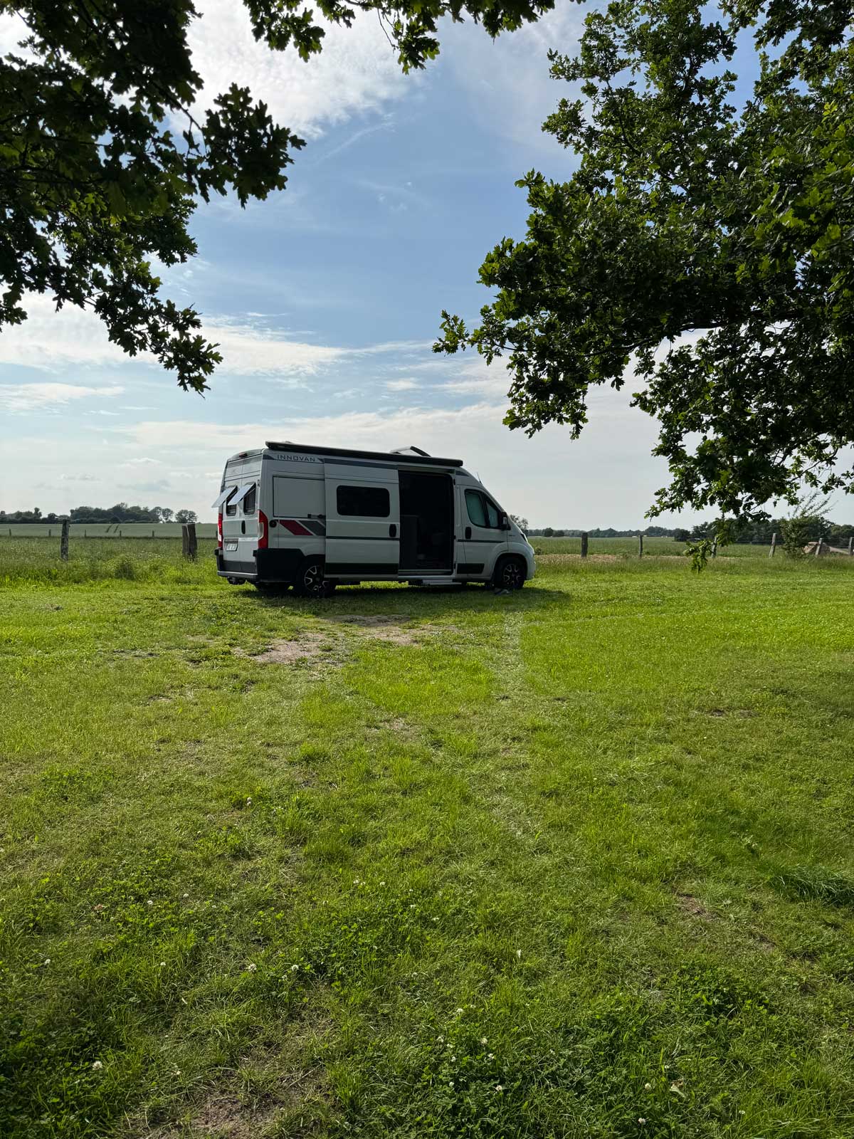 Wohnmobil steht auf Landvergnügen-Stellplatz Gut Görtz in Schleswig-Holstein