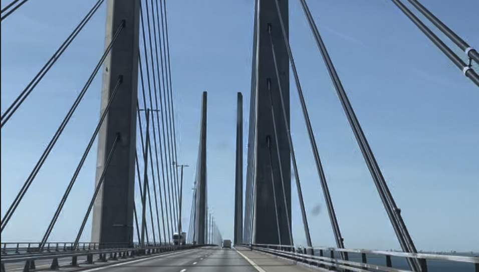 Blick auf die Öresundbrücke zwischen Dänemark und Schweden – Anreise nach Schweden mit Hund