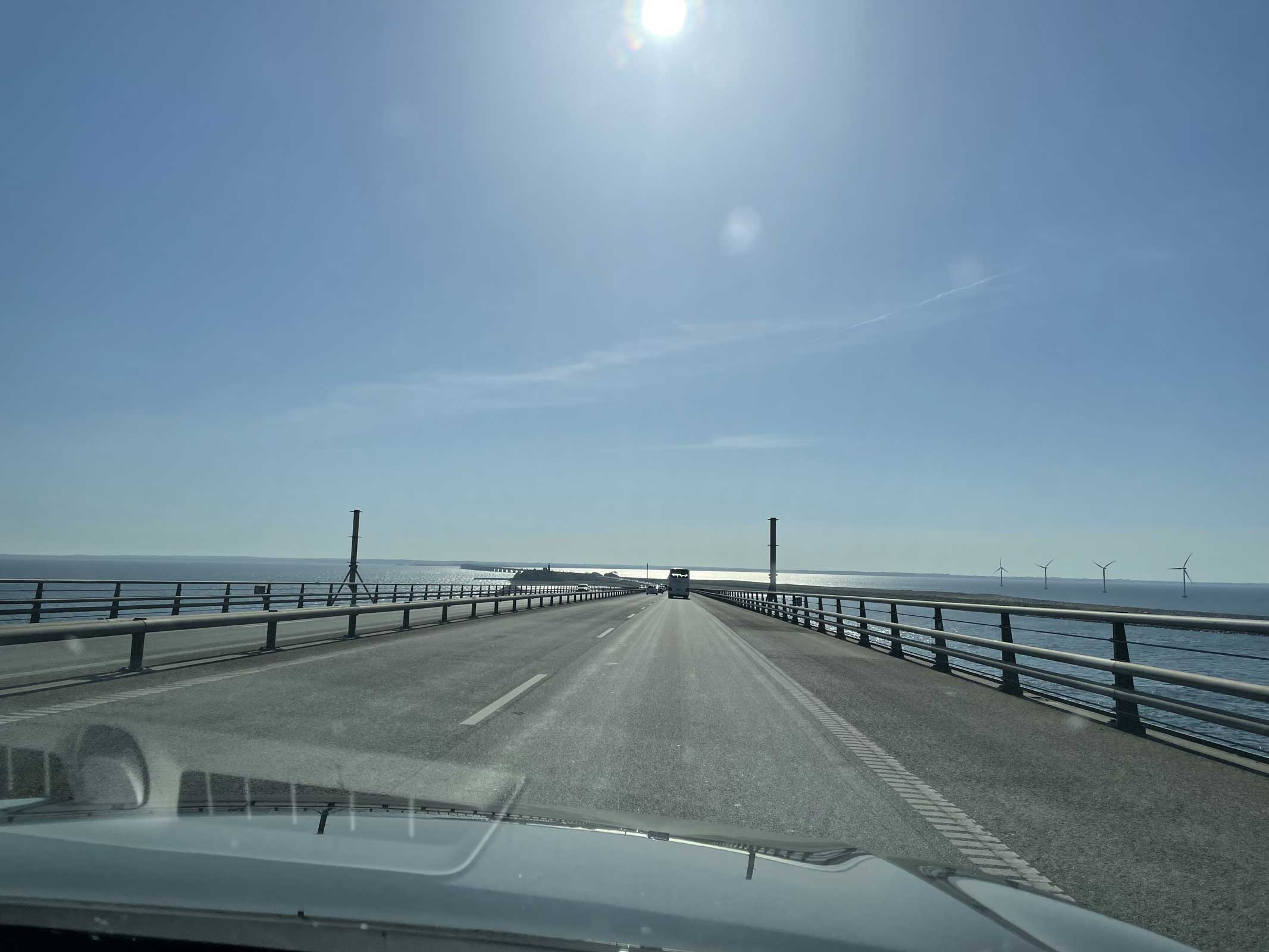 Fahrt über die Storebæltbrücke in Dänemark auf dem Weg nach Schweden mit Hund